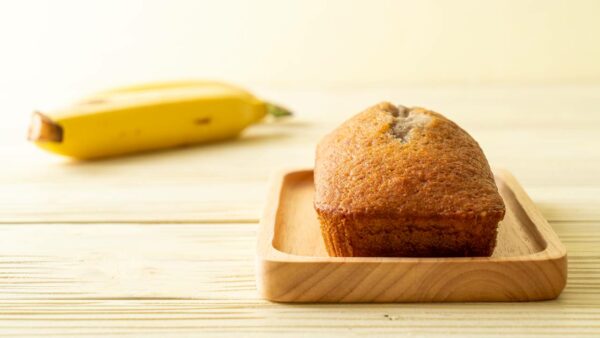 Bolo de banana fofinho: sobremesa natural e deliciosa em apenas 5 passos