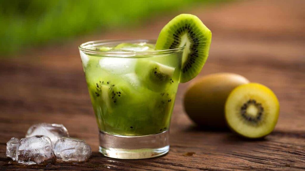 CAIPIRINHA DE KIWI receita deliciosa e fácil para as festas