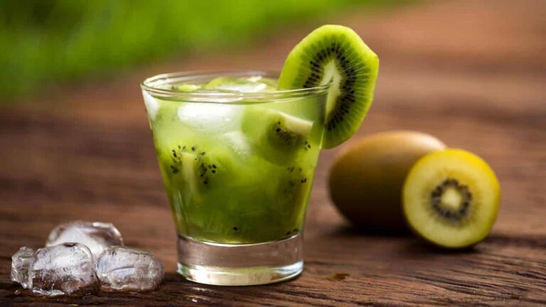 CAIPIRINHA DE KIWI receita deliciosa e fácil para as festas
