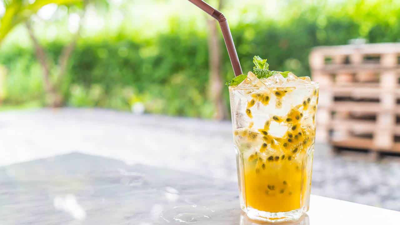 Caipivodka de maracujá bebida fácil e deliciosa para seu verão