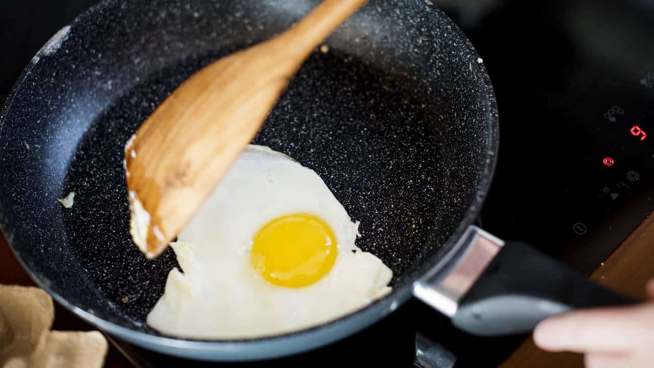 Como fazer ovo frito sem óleo