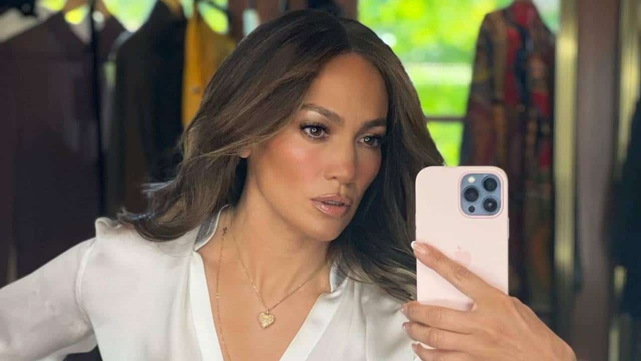 Jennifer Lopez modela unhas francesas que serão tendência em 2023