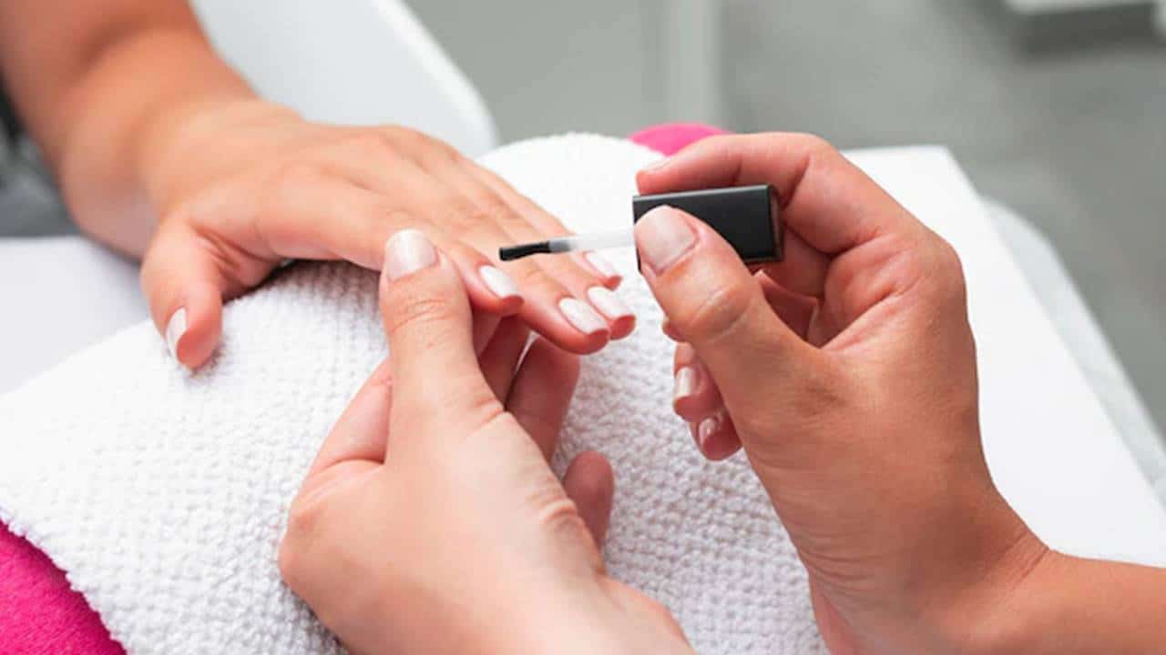 Manicure Minimalista: 7 designs discretos de unhas curtas para parecer elegante