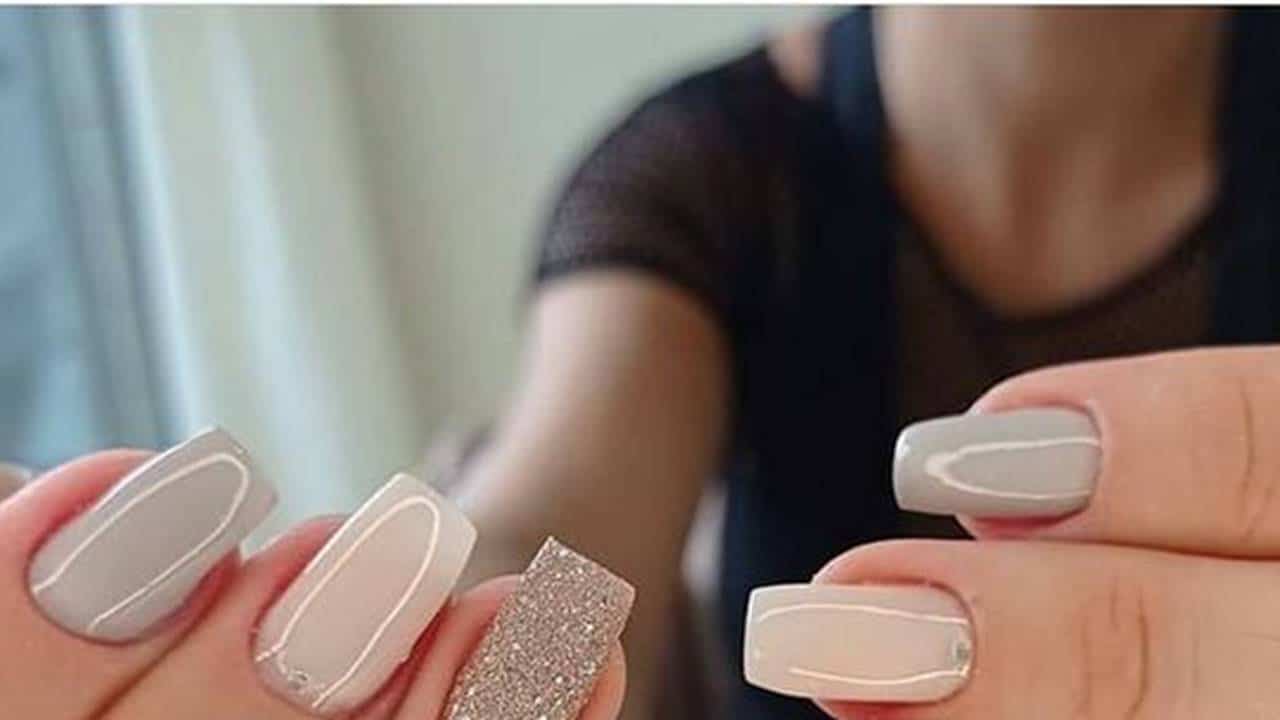 O que são unhas vitrificadas? A nova tendência na manicure de verão