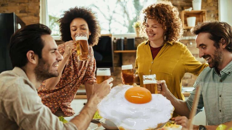 Isso é o que acontece se você comer um ovo frito antes beber cerveja