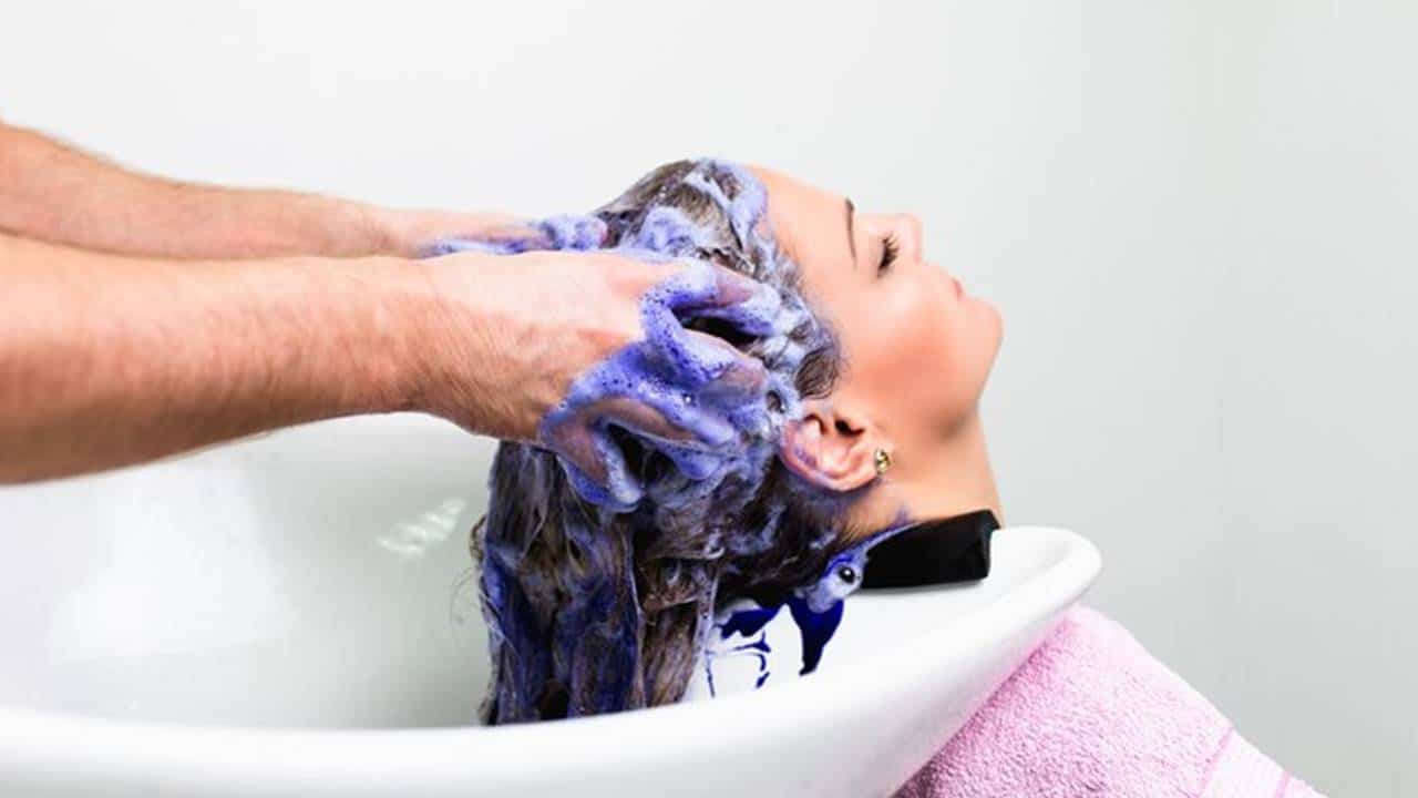 O que é melhor para cabelos grisalhos, shampoo roxo ou azul?