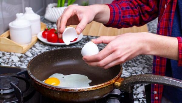 Comer essa quantidade de ovos fritos aumenta risco de morte precoce; diz estudo