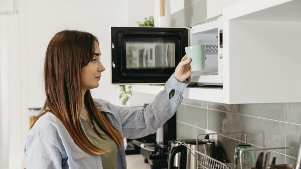 Por que você não deve reaquecer café no micro-ondas?