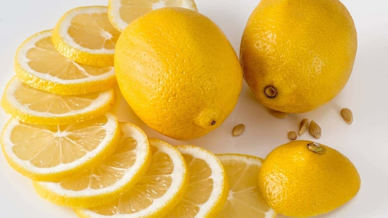 Por que colocar o limão em água fervente antes de usá-lo?
