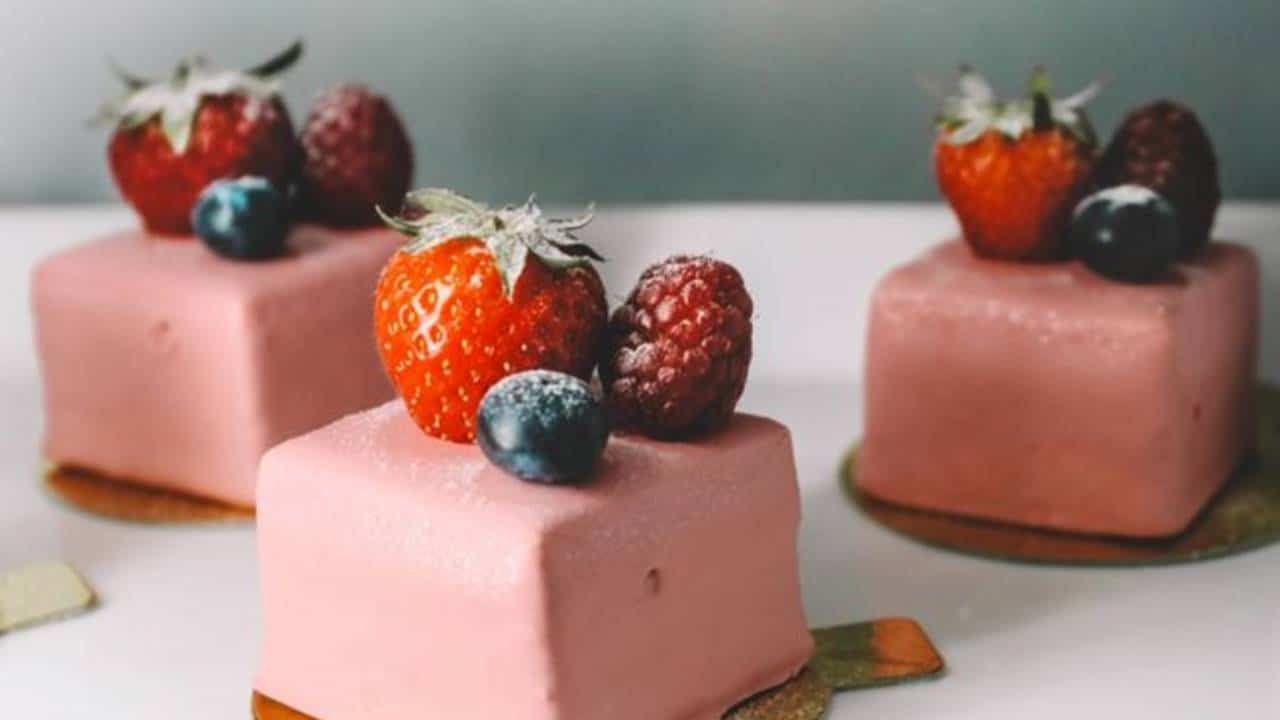 Bolo frio de morango com iogurte: a sobremesa sensação do verão