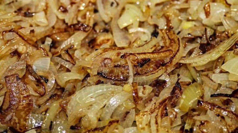 Como fazer cebola caramelizada com e sem açúcar