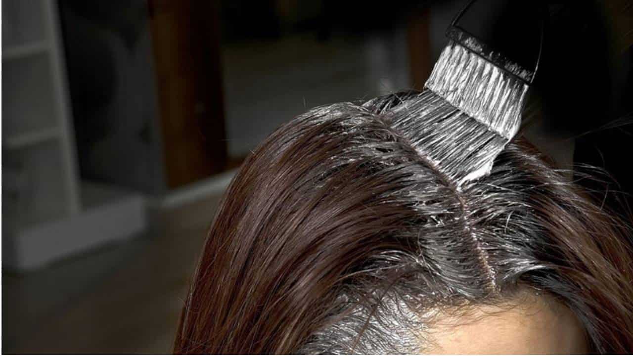 3 truques caseiros que funcionam para cobrir cabelos grisalhos
