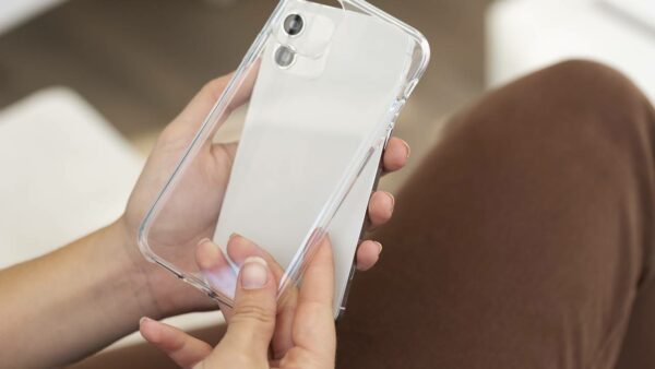 Método fácil: como fazer a capa transparente do celular ficar nova de novo. Confira como devolver a beleza a esse objeto.