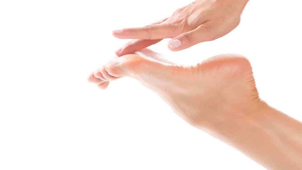 Três formas eficazes de remover a pele morta dos pés e deixá-los lisos