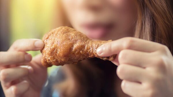 É BOM ou RUIM comer frango com pele? Isso é tudo que você deve saber