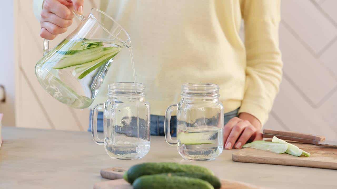 5 razões espetaculares para beber água de pepino todos os dias
