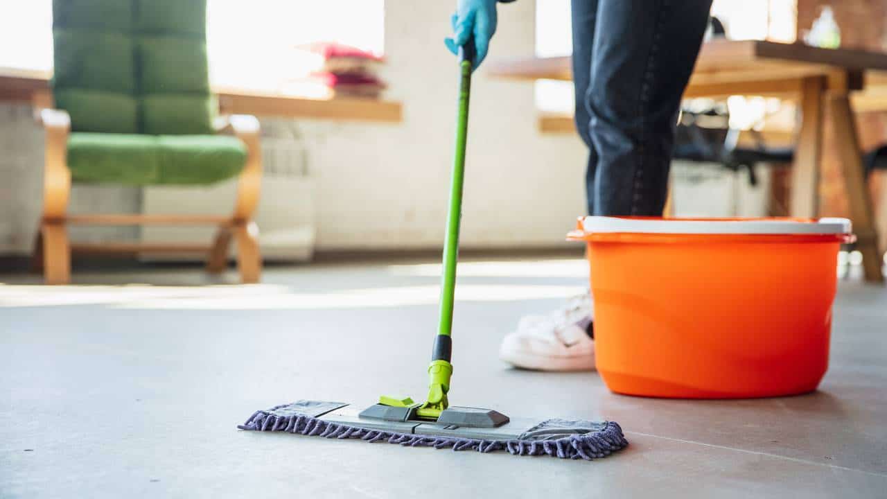Faça essa mistura para limpar piso encardido da sua cozinha: o chão ficará brilhando
