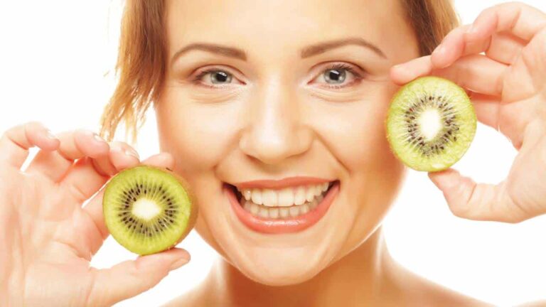 Por que as mulheres com mais de 30 anos devem usar o kiwi para cuidar da pele?