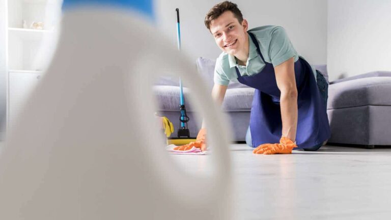 Como limpar piso de porcelanato com efeito madeira