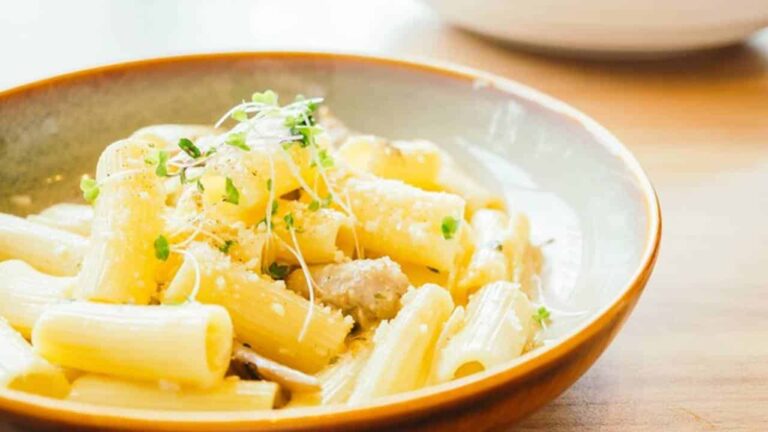Surpreenda toda família com este delicioso macarrão com frango e azeitonas