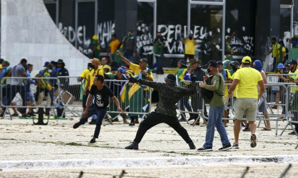 INVASÃO: Bolsonaristas invadem Congresso, Planalto e STF