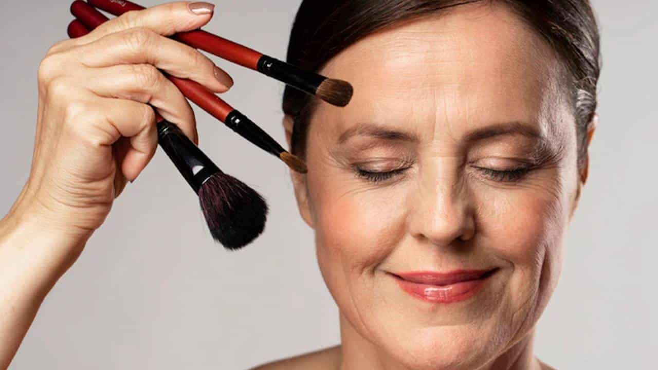 5 coisas que você deve evitar ao se maquiar para não destacar as rugas do rosto