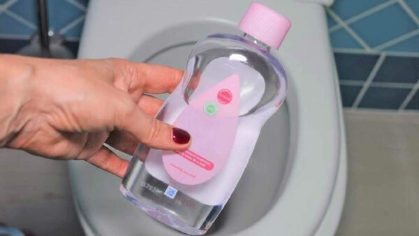 Você ficará surpreso: 6 Usos incríveis do óleo de bebê na limpeza casa