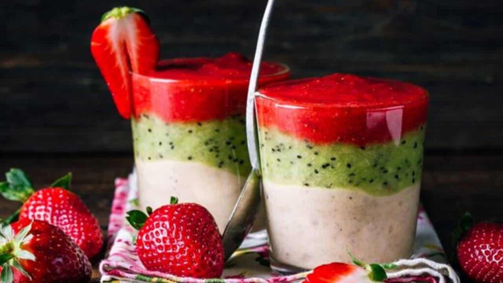 Panacota de iogurte grego com morangos e kiwi feita do copo