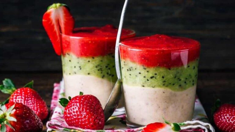 Panacota de iogurte grego com morangos e kiwi feita do copo