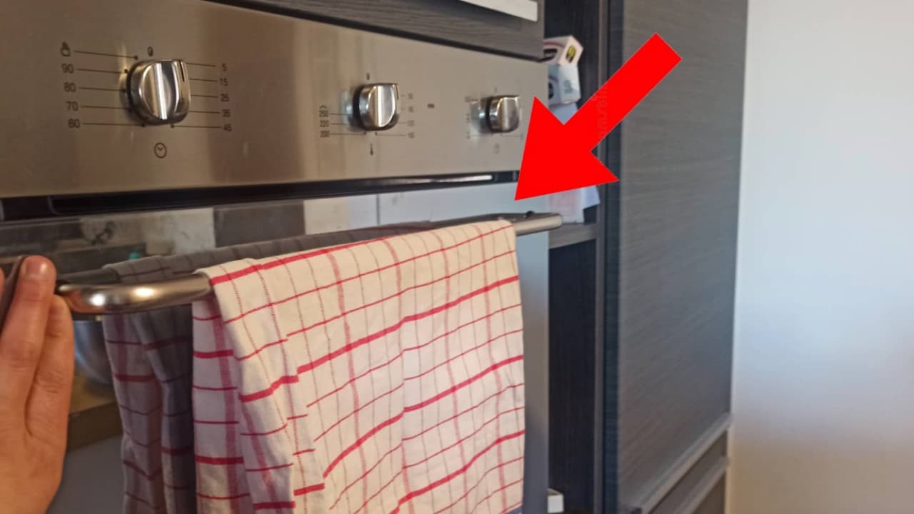O ERRO que todo mundo comete na cozinha: NÃO coloque o pano de prato no forno