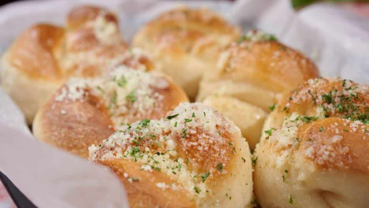 Prepare um pão de alho e parmesão simples e delicioso