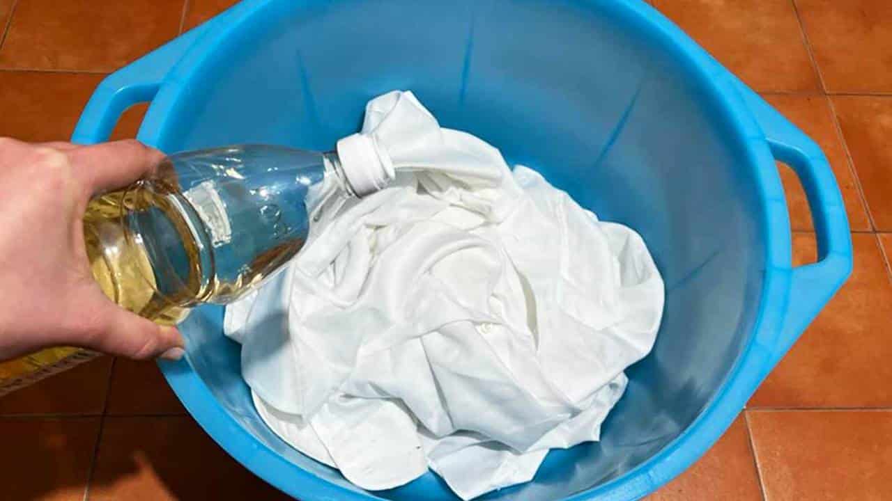 Como lavar roupas brancas e evitar que fiquem amareladas?