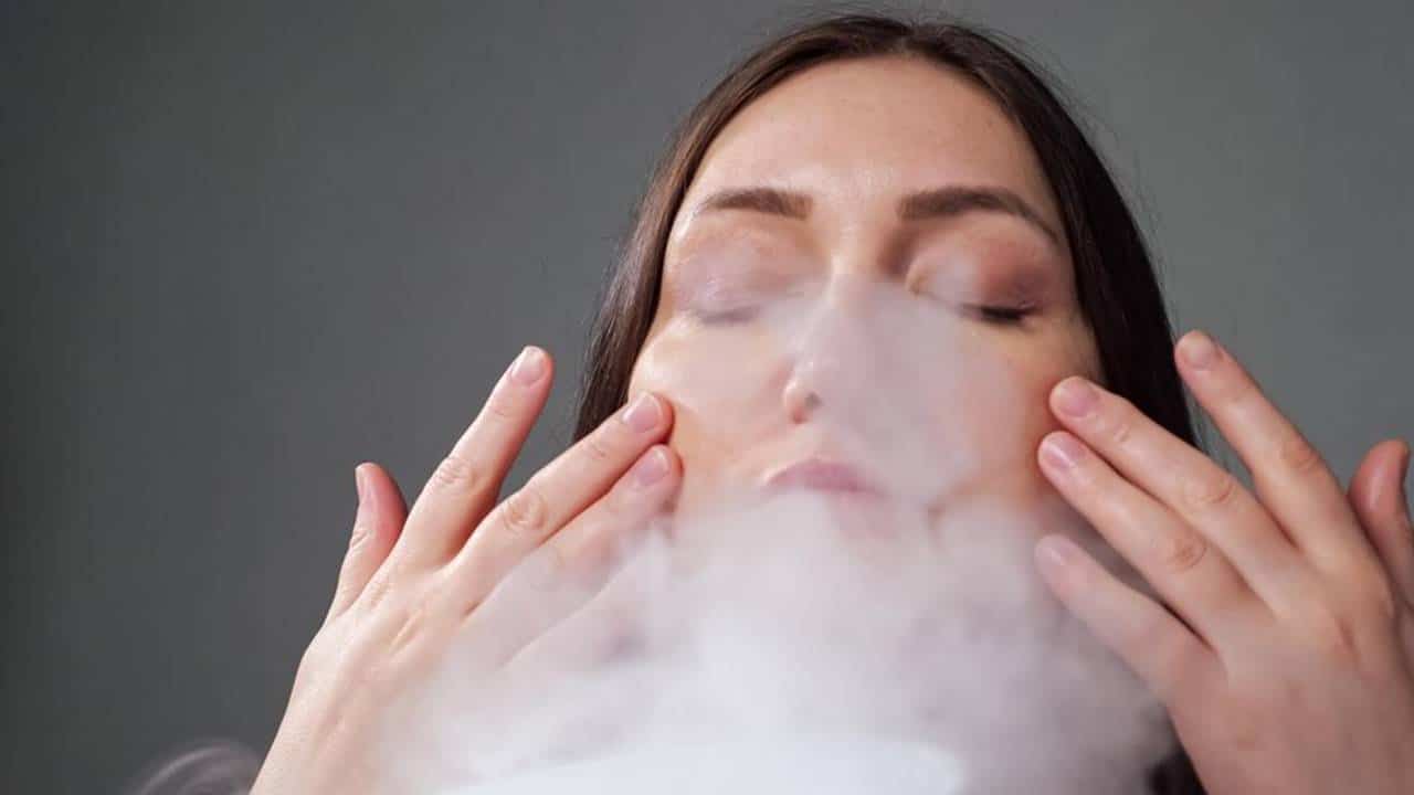 Descubra os benefícios da vaporização facial e como usar para combater acne