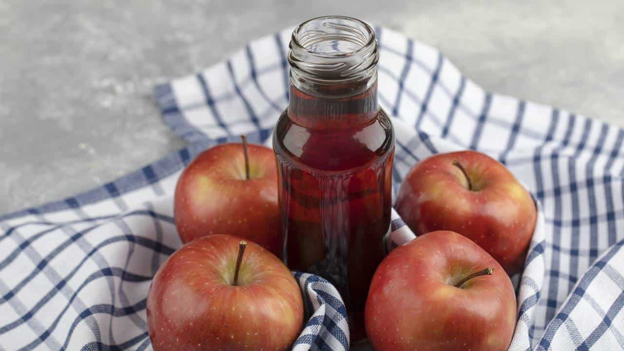 APRENDA a preparar vinagre de maçã caseiro com apenas 3 INGREDIENTES