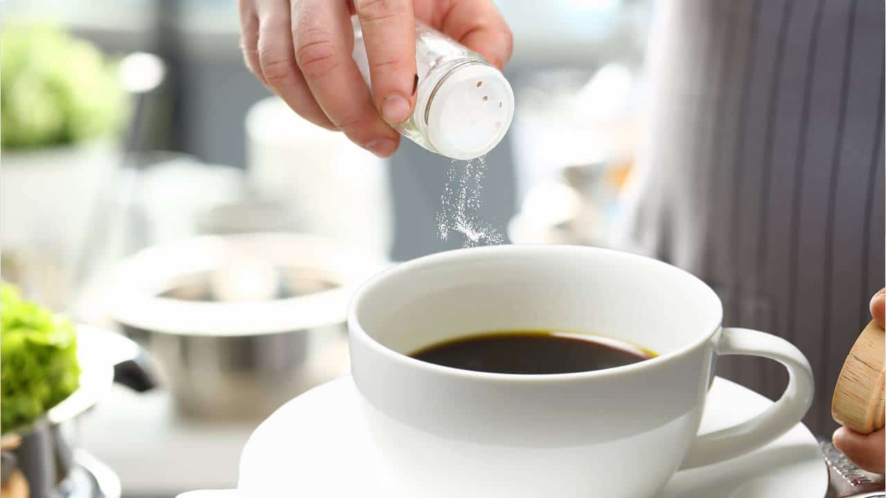 Por que você deve adicionar sal ao café do café da manhã?