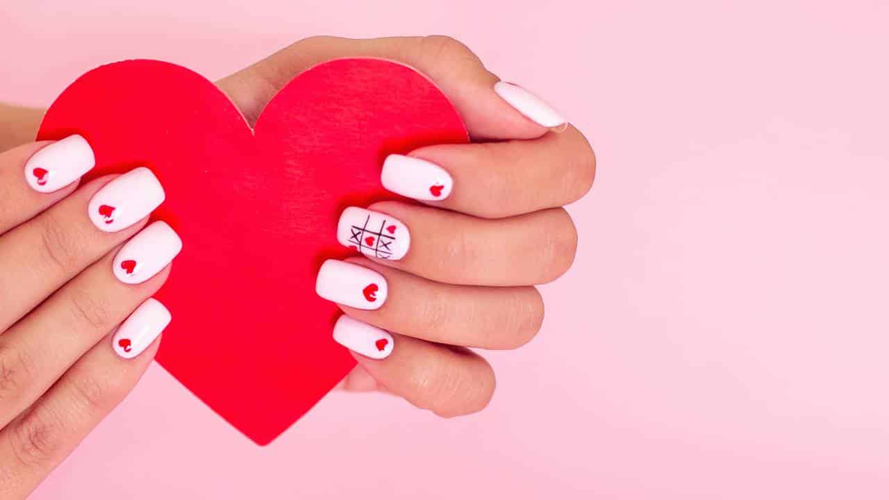 5 designs de unhas com mini corações ideais para estilizar os dedos