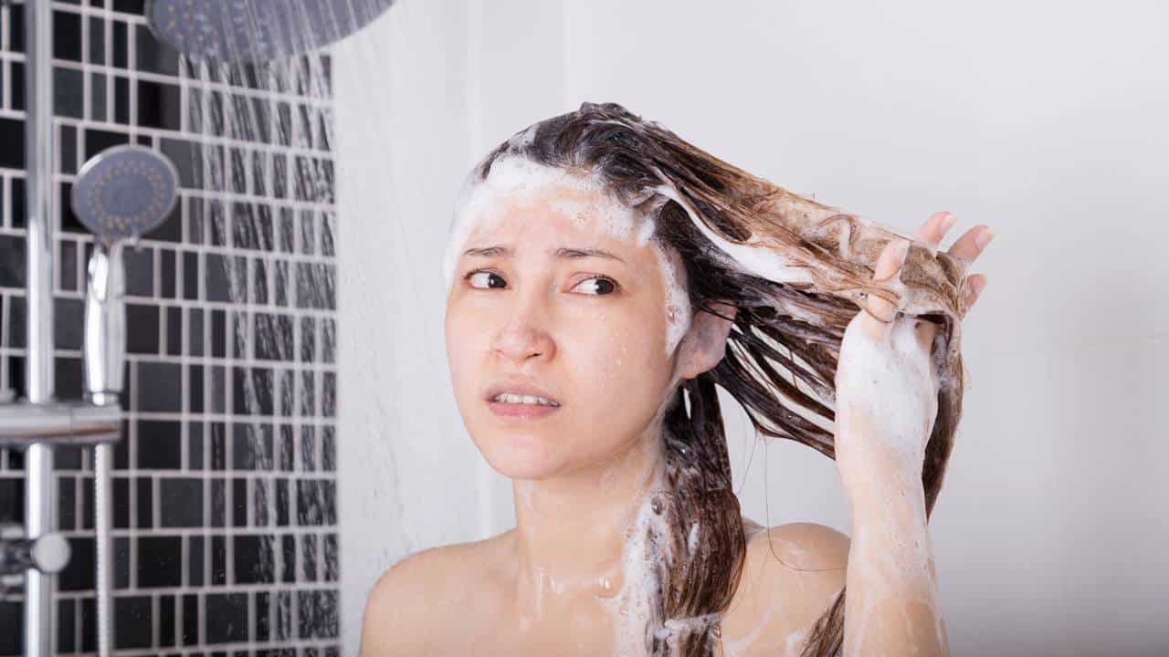 3 erros que você comete ao lavar o cabelo que o deixam seco e sem brilho