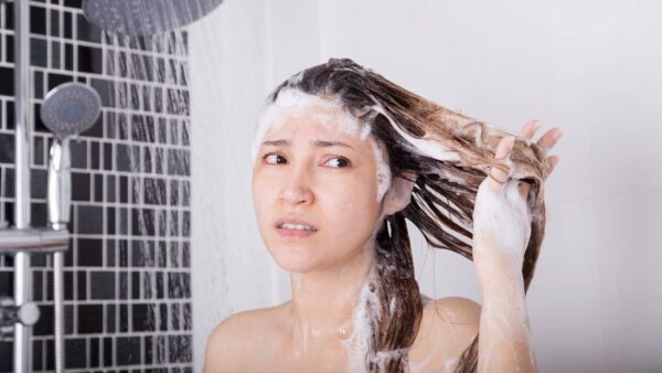 3 ERROS GRAVES que você comete ao lavar o cabelo: por isso ele fica seco e sem brilho
