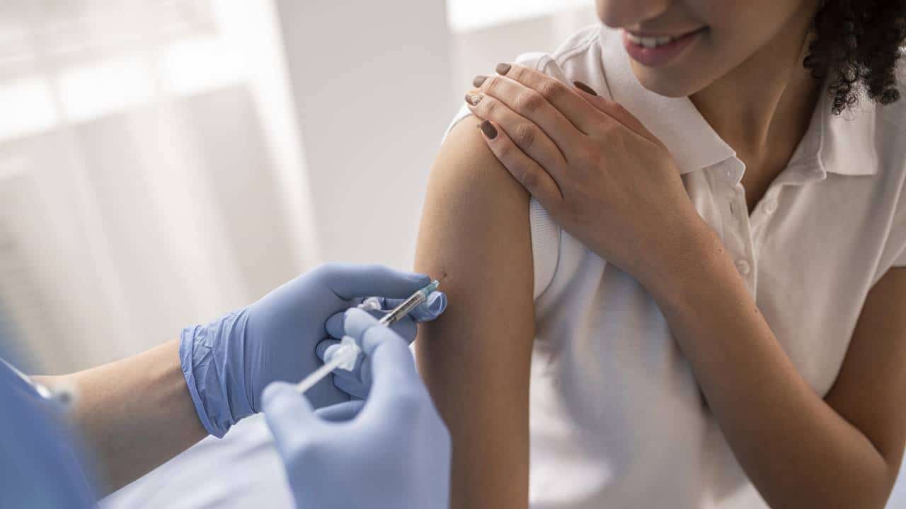 Estudo indica que vacinados com três doses tem mais proteção contra variante ômicron