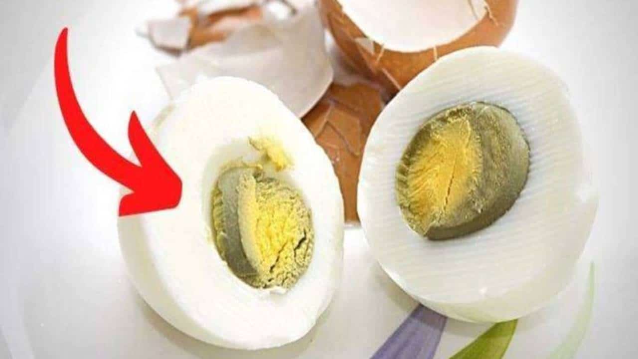 Por que a gema do ovo cozido fica verde ou preta?