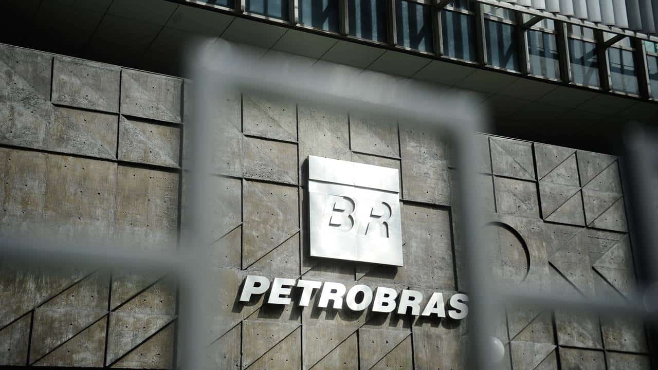 Petrobras anuncia revisão de desinvestimentos não assinados