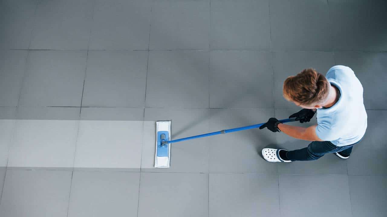 3 misturas simples e eficazes para limpar o piso branco e deixá-lo brilhando