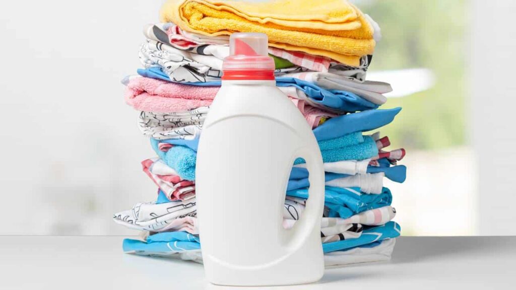 Por que você NUNCA deve usar amaciante em suas toalhas e roupas esportivas
