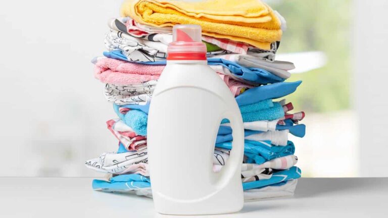 Por que você NUNCA deve usar amaciante em suas toalhas e roupas esportivas