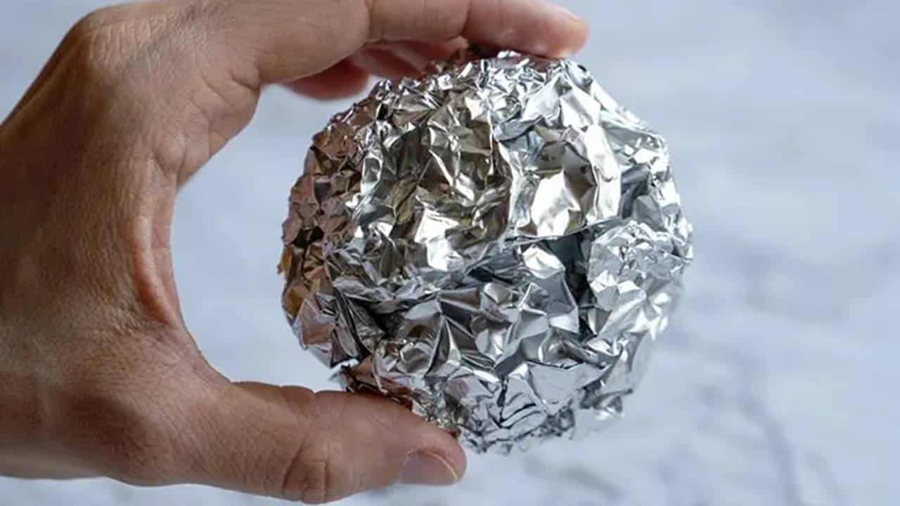 Por que levar uma bola de papel alumínio dentro da bolsa? A resposta vai te surpreender