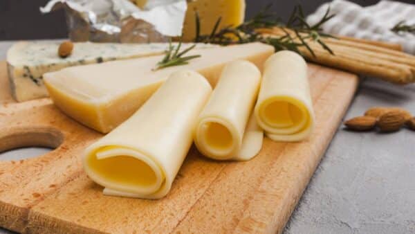 Quais são os queijos com menos gordura? Conheça a lista e como consumi-los