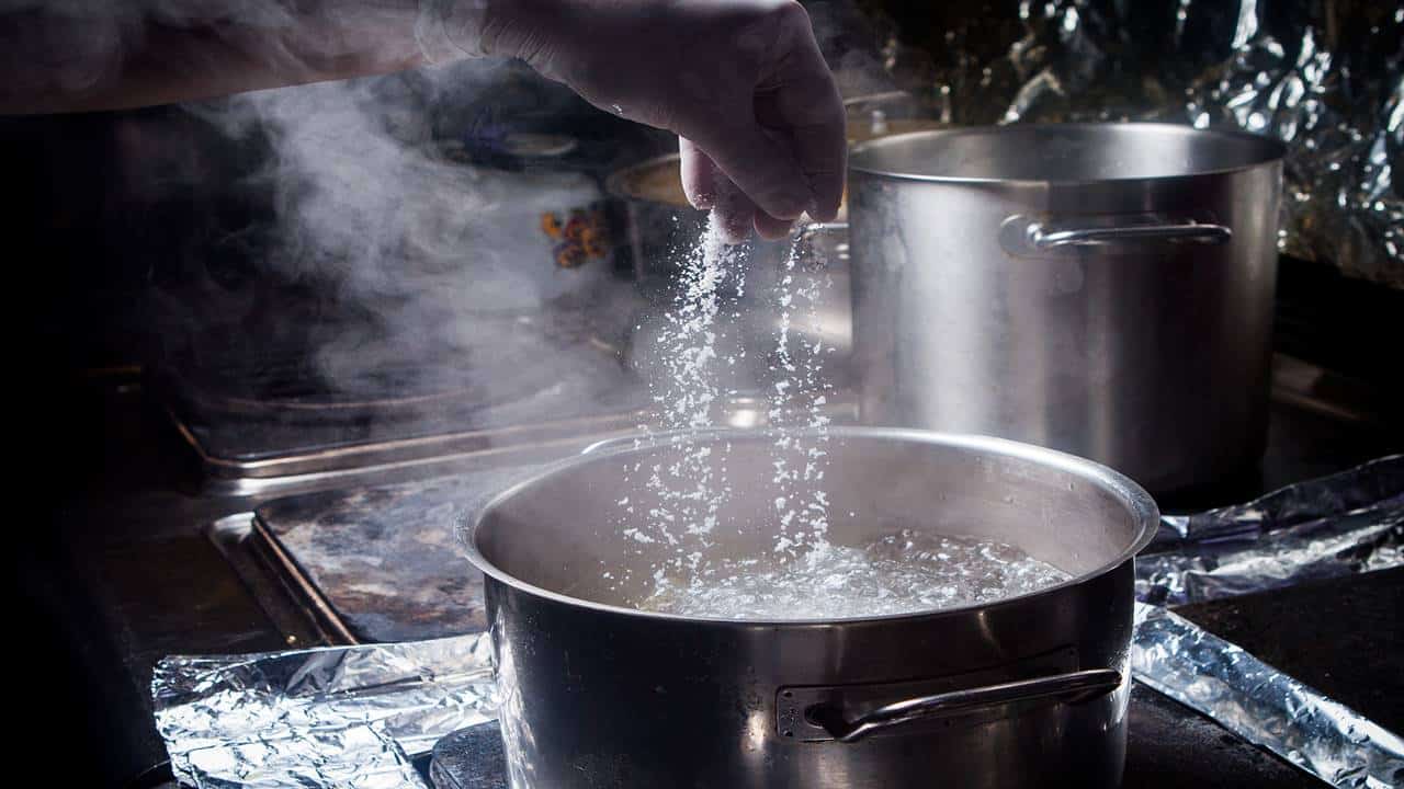 2 métodos para evitar que a água transborde ao cozinhar macarrão e arroz