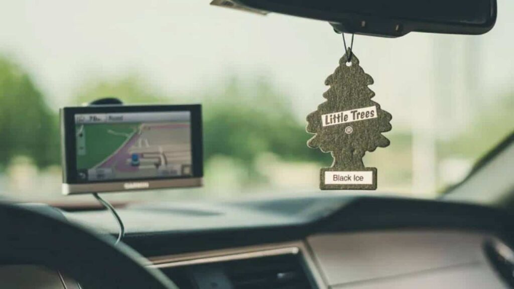 Como fazer um ambientador de carro com pouco dinheiro e sua fragrância favorita