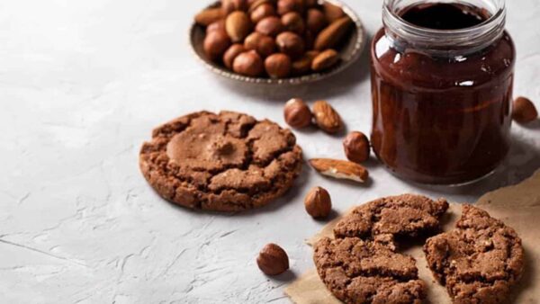 Biscoitos caseiros de chocolate, nozes e café para mimar seu paladar