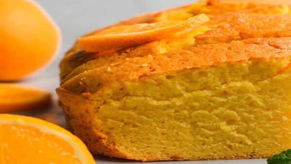 Se você tem 3 ovos e 1 tangerina não pode deixar de fazer este delicioso bolo!